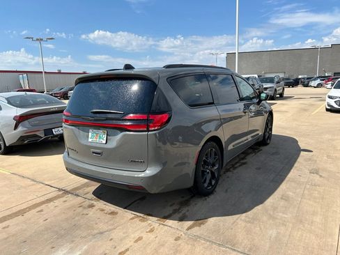 Used 2025 Chrysler Pacifica Limited FWD image 3