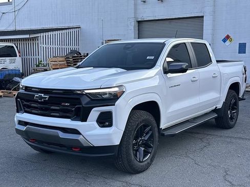 Used 2025 Chevrolet Colorado Z71 w/ Technology Package AWD/4WD image 5