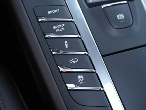 Used 2018 Porsche Macan Turbo AWD/4WD image 32