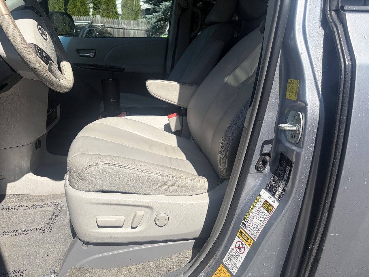 Used 2011 Toyota Sienna XLE w/ Premium Pkg AWD/4WD image 11