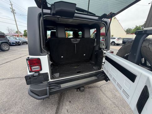 Used 2017 Jeep Wrangler Sahara AWD/4WD image 11