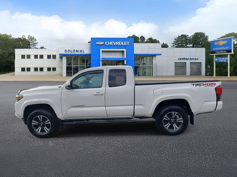 Used 2019 Toyota Tacoma TRD Sport w/ Technology Package image 6