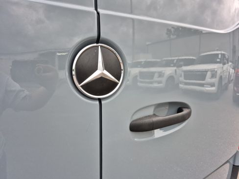 Used 2024 Mercedes-Benz Sprinter 2500 image 32