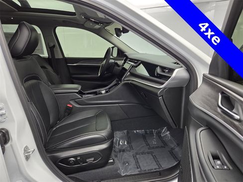 Used 2023 Jeep Grand Cherokee 4WD 4xe image 18