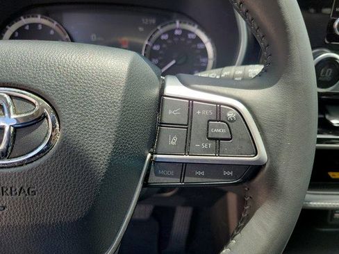 Used 2023 Toyota Highlander XLE FWD image 31