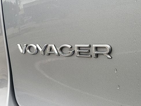Used 2021 Chrysler Voyager Lxi image 9