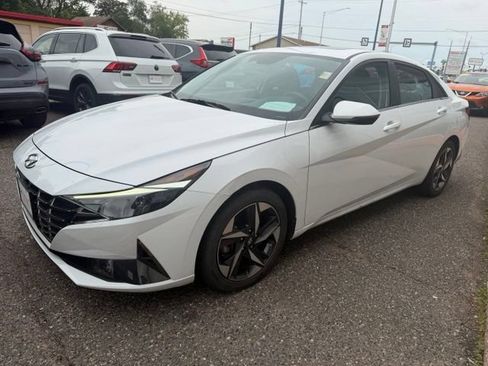Used 2022 Hyundai Elantra SEL w/ Convenience + Premium Package FWD image 3