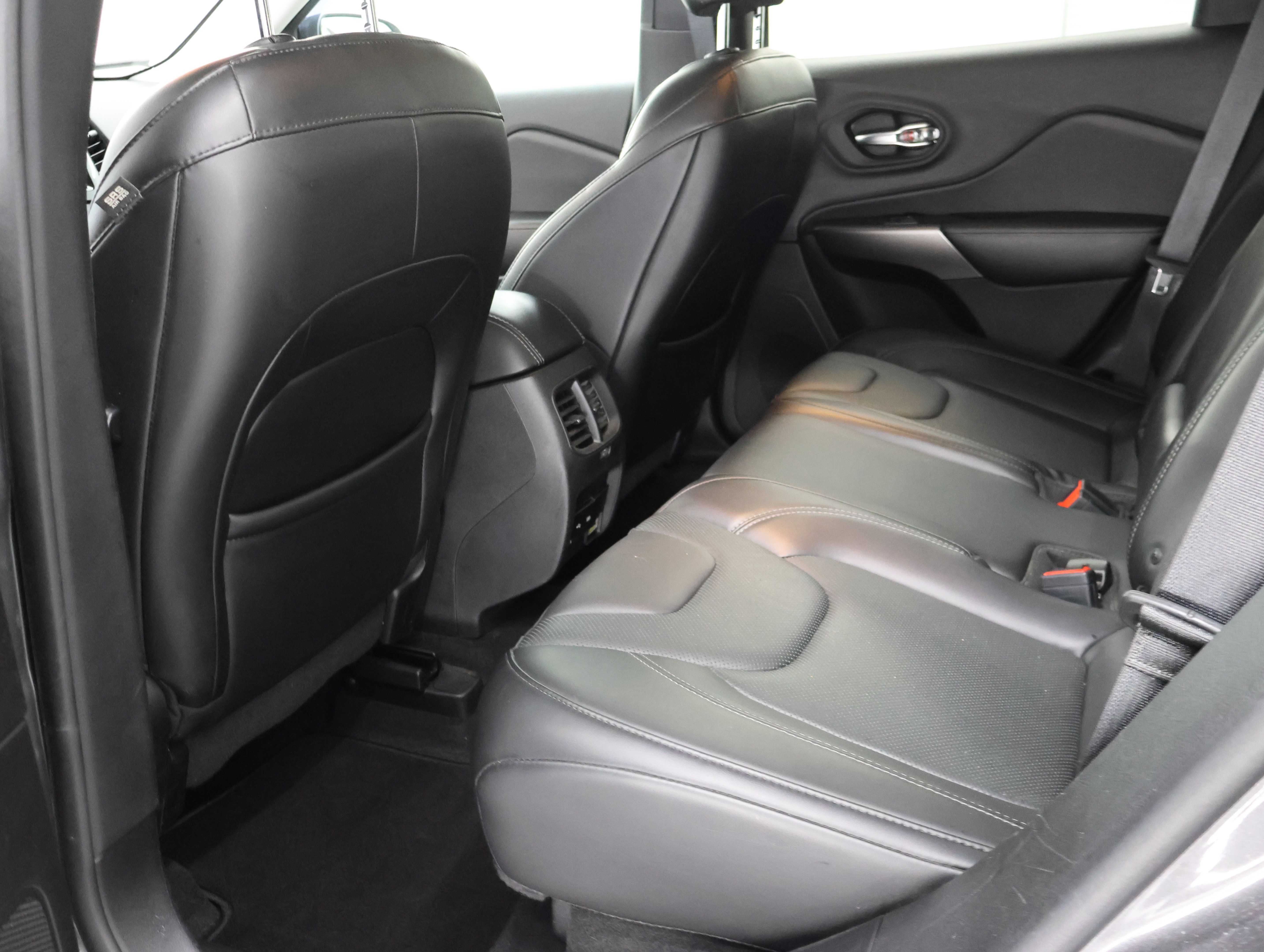 Used 2019 Jeep Cherokee Limited w/ Trailer Tow Group AWD/4WD image 9