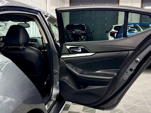 Used 2017 Nissan Maxima SR w/ Midnight Edition image 8