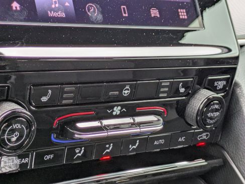 New 2025 Jeep Grand Cherokee Laredo X w/ Luxury Tech Group I image 24