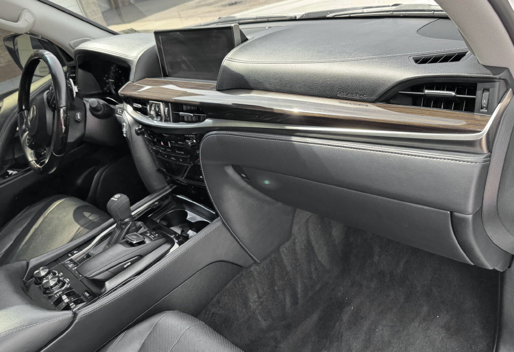 Used 2018 Lexus LX 570 4WD image 33