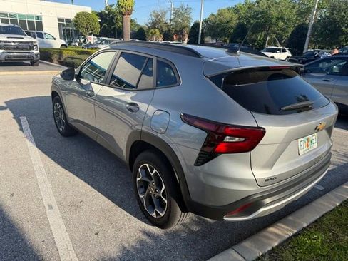 Used 2025 Chevrolet Trax LT w/ Driver Confidence Package image 4
