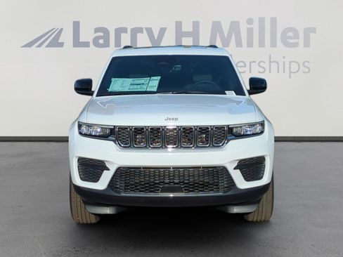 New 2025 Jeep Grand Cherokee Laredo image 8