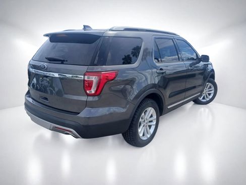 Used 2017 Ford Explorer XLT FWD image 6
