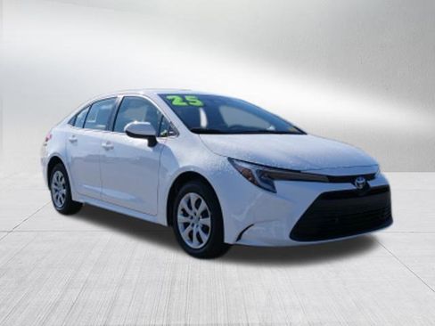 Used 2025 Toyota Corolla LE image 9