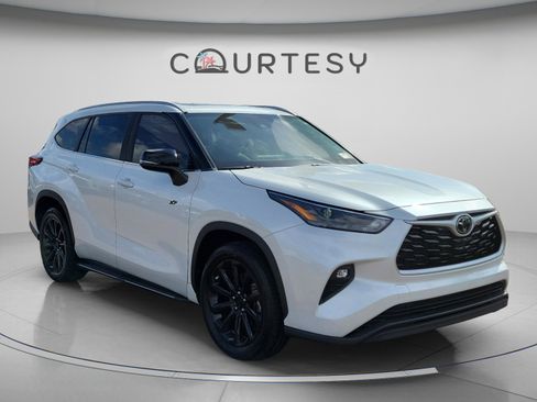 Used 2023 Toyota Highlander XLE FWD image 4