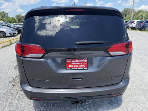 Used 2018 Chrysler Pacifica Limited w/ Advanced Safetytec Group FWD image 4