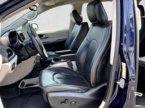 Used 2018 Chrysler Pacifica Limited w/ Advanced Safetytec Group FWD image 24