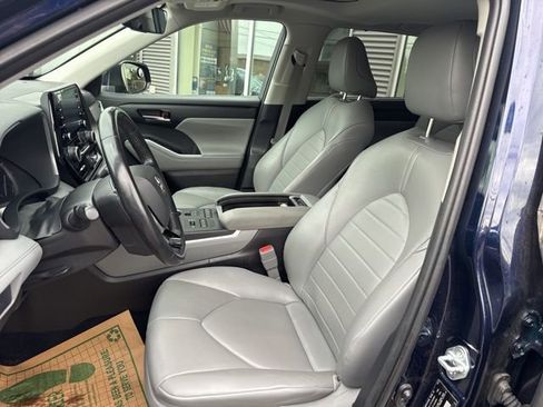 Used 2021 Toyota Highlander XLE AWD/4WD image 16