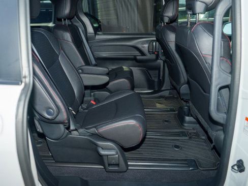 Used 2025 Toyota Sienna XSE w/ XSE Plus Package image 21