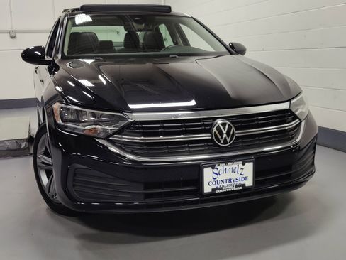 Used 2024 Volkswagen Jetta SE w/ Panoramic Sunroof Package image 2