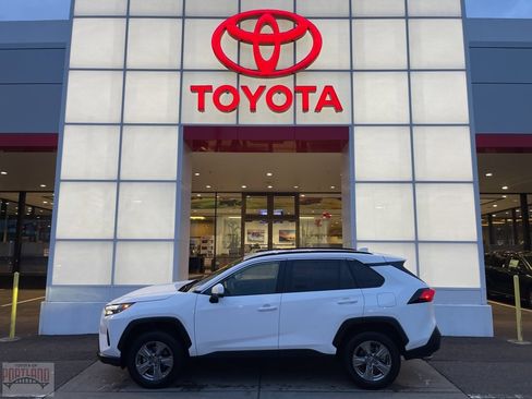 Used 2025 Toyota RAV4 XLE image 1