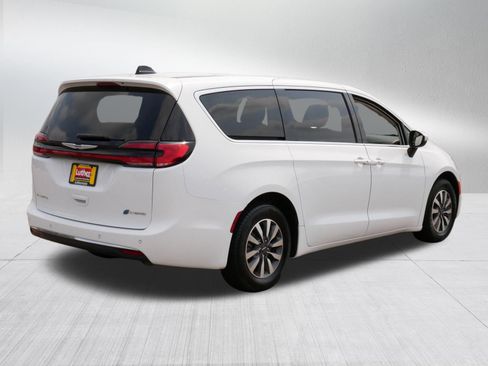 Used 2023 Chrysler Pacifica Touring-L FWD image 7