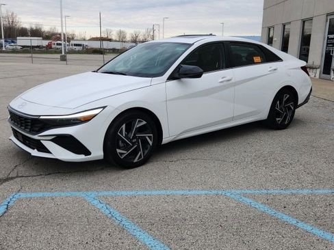 Used 2025 Hyundai Elantra Limited image 3