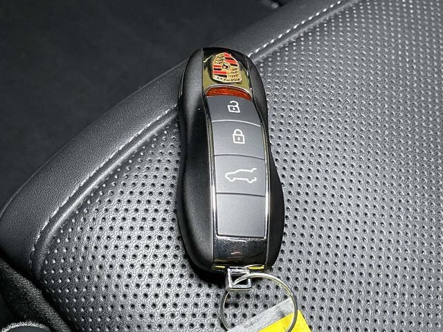 Certified 2025 Porsche Macan AWD/4WD image 42
