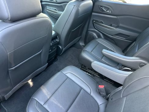 Used 2023 GMC Acadia SLT w/ Elevation Edition image 4