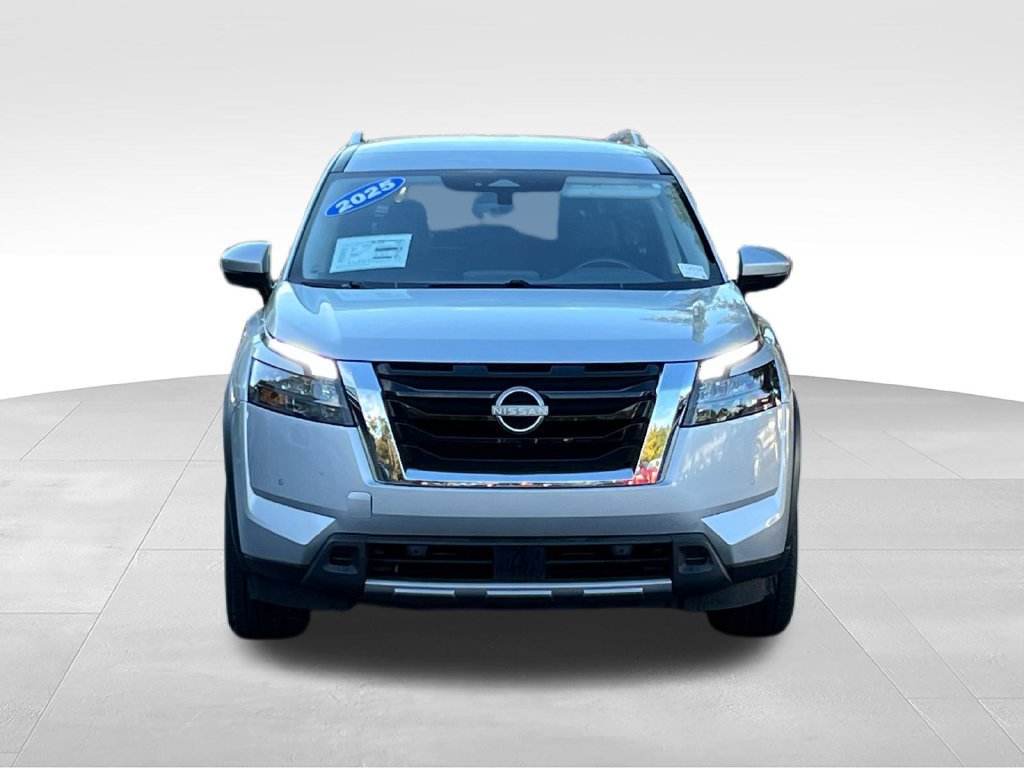 Used 2025 Nissan Pathfinder SL FWD image 2