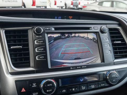 Used 2017 Toyota Highlander Plus FWD image 24