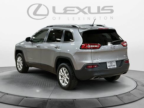 Used 2017 Jeep Cherokee Latitude AWD/4WD image 3