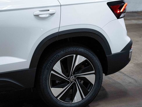 New 2025 Volkswagen Taos SE image 4