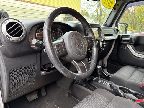 Used 2012 Jeep Wrangler Sahara image 13