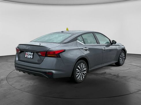 Used 2024 Nissan Altima 2.5 SV FWD image 9