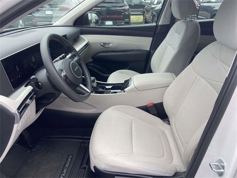 Certified 2025 Hyundai Tucson SE image 13