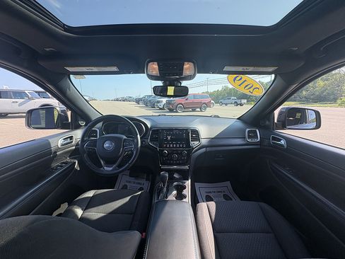 Used 2019 Jeep Grand Cherokee Laredo AWD/4WD image 21