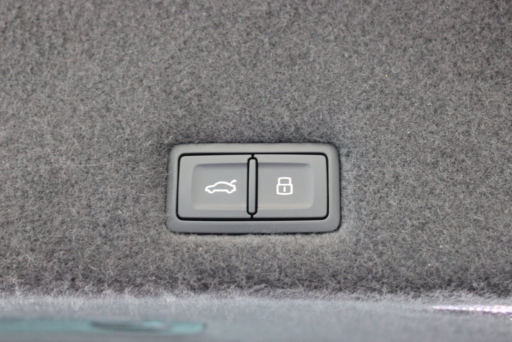 Used 2025 Lamborghini Urus SE AWD/4WD image 30