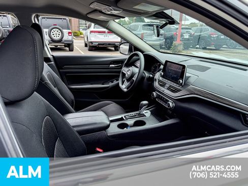 Used 2025 Nissan Altima 2.5 SV FWD image 15