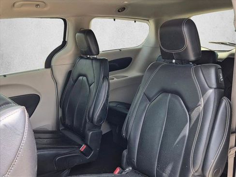 Used 2022 Chrysler Pacifica Touring-L FWD image 13