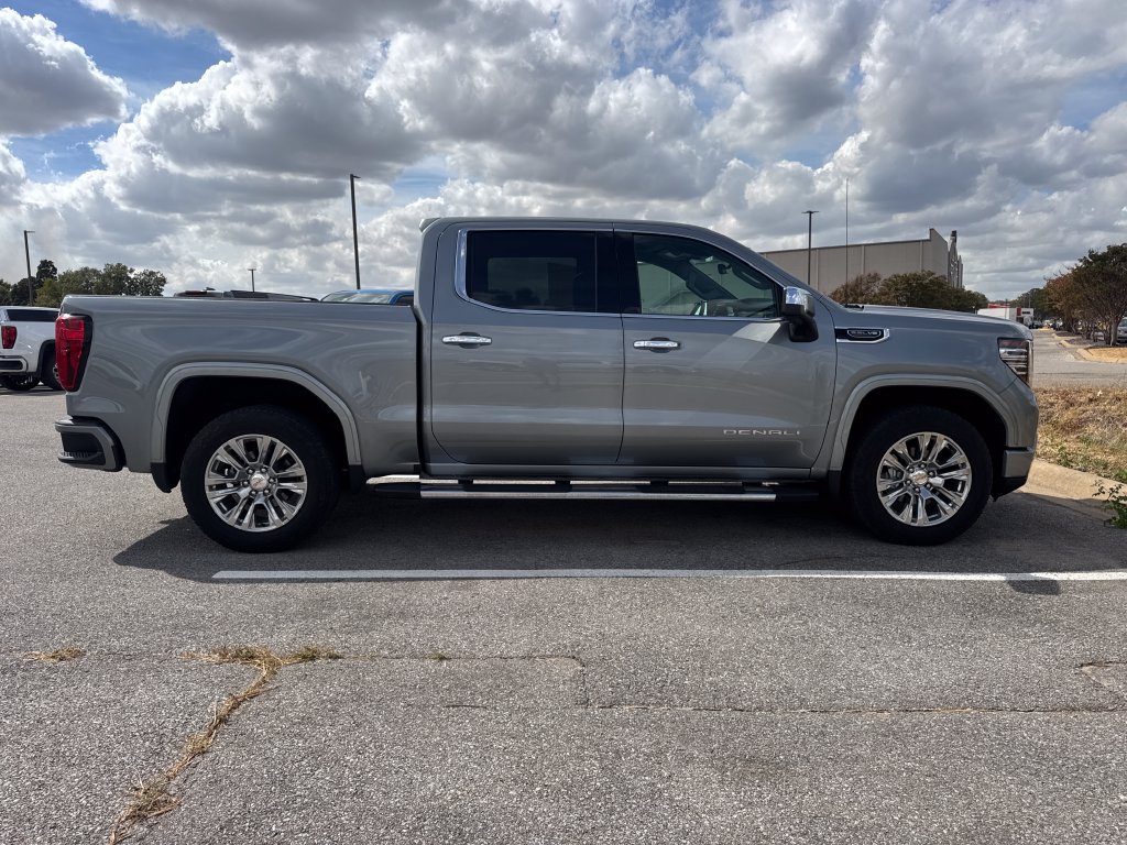 Used 2025 GMC Sierra 1500 Denali w/ Technology Package AWD/4WD image 3