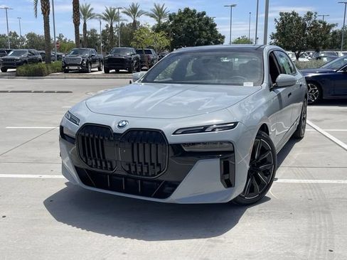 Used 2025 BMW i7 xDrive60 AWD/4WD image 3
