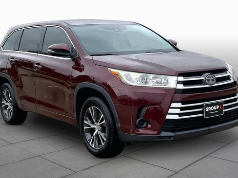 Used 2018 Toyota Highlander LE FWD image 3