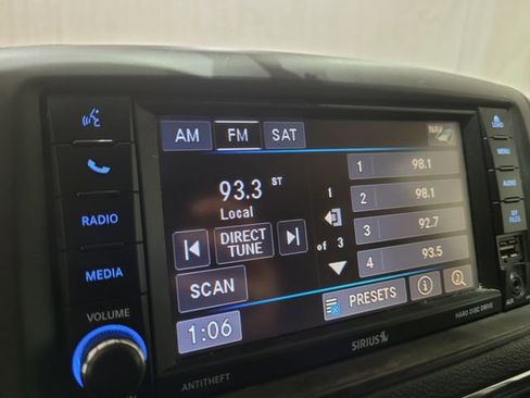 Used 2015 Chrysler Town & Country Touring-L image 29