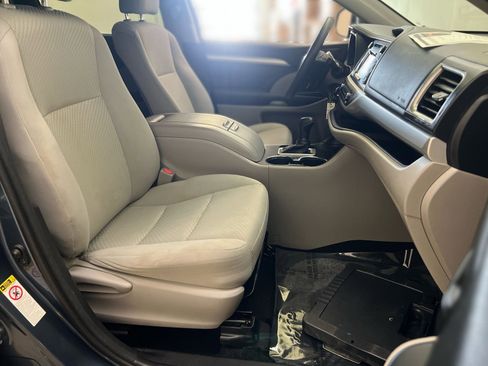 Used 2017 Toyota Highlander LE FWD image 27