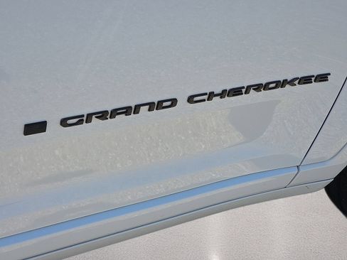 Used 2023 Jeep Grand Cherokee L Summit w/ Advanced Protech Group IV AWD/4WD image 12