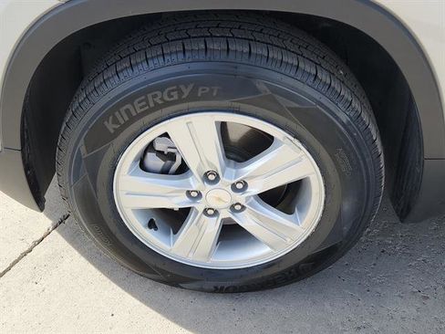Used 2022 Chevrolet Trax LT w/ LT Convenience Package image 6