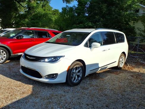 Used 2017 Chrysler Pacifica Touring-L Plus w/ Advanced Safetytec Group FWD image 3
