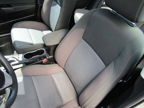 Used 2017 Toyota Corolla LE FWD image 17